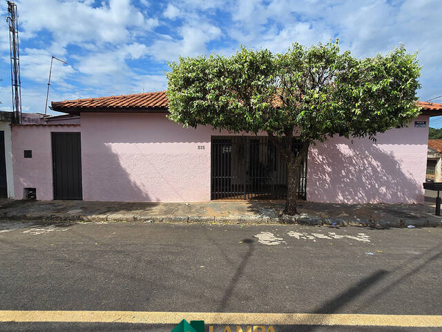 #1052 - Casa para Venda em Monte Alto - SP - 1