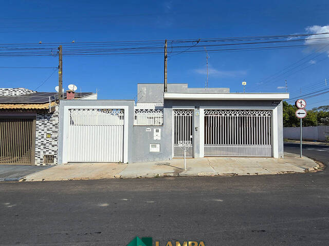 #1070 - Casa para Venda em Monte Alto - SP - 1